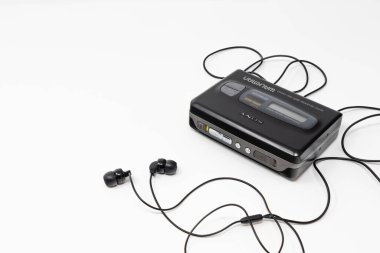 5 Mart 2019 - Roma, Lazio, İtalya - orijinal sony walkman, klasik taşınabilir kaset çalar, 80 'ler ve 90' ların ikonu ve sembolü. Beyaz arkaplanda izole kulaklıklar.