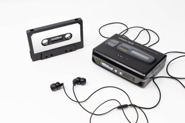 5 Mart 2019 - Roma, Lazio, İtalya - orijinal sony walkman, klasik taşınabilir kaset çalar, 80 'ler ve 90' ların ikonu ve sembolü. Beyaz arkaplanda boş ses bandı ve kulaklık izole edildi.
