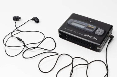 5 Mart 2019 - Roma, Lazio, İtalya - orijinal sony walkman, klasik taşınabilir kaset çalar, 80 'ler ve 90' ların ikonu ve sembolü. Beyaz arkaplanda izole kulaklıklar.
