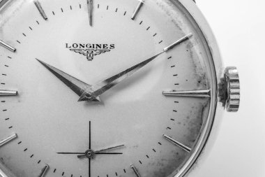 5 Kasım 2019 - Roma, İtalya - Eski bir Longines altın mekanik kol saati. Zaman tarafından mahvedilmiş antika saat, çizikler, küf lekeleri, oksitlenme. Zaman geçir.