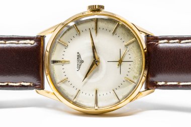 5 Kasım 2019 - Roma, İtalya - Eski bir Longines altın mekanik kol saati. Zaman tarafından mahvedilmiş antika saat, çizikler, küf lekeleri, oksitlenme. Deri kayış. Zaman geçir.