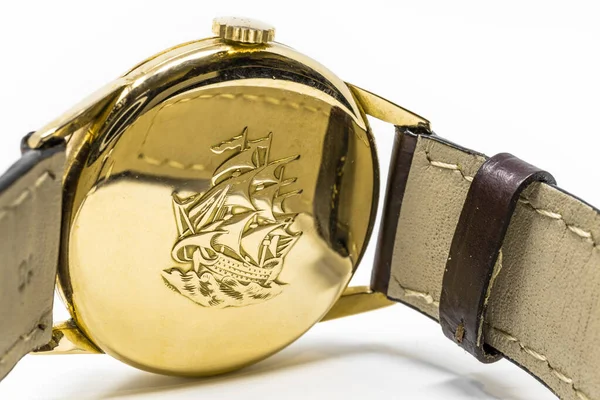2019年11月5日 意大利罗马 一只带有手动绕组的老式朗宁金机械腕表 古董手表被时间毁了 在表柜的背面刻着一艘帆船的刻字 花些时间 — 图库照片