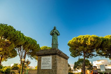 18 Ağustos 2019 - Acquarica del Capo, Lecce, Salento, Puglia - San Carlo Parkı, Carlo Borromeo 'ya adanmıştır. Bronz heykel azizin onuruna dikildi. Çocuk parkı