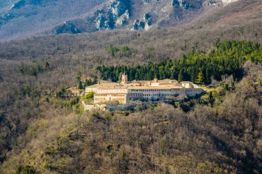 Trisulti Charterhouse İtalya 'nın orta kesiminde, Collepardo, Frosinone, Lazio' da bulunan eski bir Kartaca manastırıdır. Ernici Dağları 'ndaki izole bir manastır manzarası..