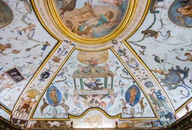 24 Mart 2019 - Collepardo, Frosinone, Lazio, İtalya - Trisulti Charterhouse, manastır. Çapraz mahzeninde Pompey tarzı freskleri ve süslemeleri olan antik eczane..
