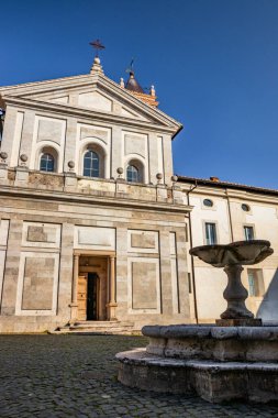 24 Mart 2019 - Collepardo, Frosinone, Lazio, İtalya - Trisulti Charterhouse, Carthusian manastırı. Manastırın avlusunda San Bartolomeo kilisesi ve çeşme var. Açık mavi gökyüzü.
