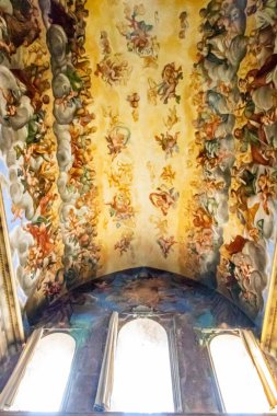 24 Mart 2019 - Collepardo, Frosinone, Lazio, İtalya - Trisulti Charterhouse. San Bartolomeo Kilisesi 'nin içini aydınlatacak ışık pencerelerden ve Filippo Balbi' nin freskleriyle.