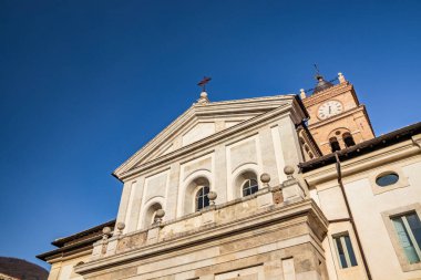 24 Mart 2019 - Collepardo, Frosinone, Lazio, İtalya - Trisulti Charterhouse, Carthusian manastırı. Manastırdaki San Bartolomeo Kilisesi. Il campanile con l 'orologio. Açık mavi gökyüzü.