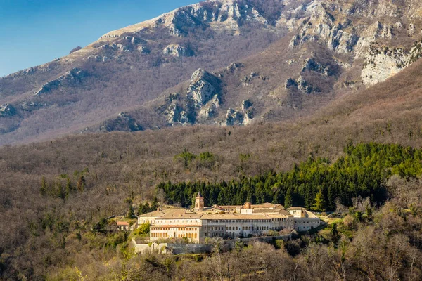 Trisulti Charterhouse Trisulti Charterhouse 是意大利中部拉齐奥弗罗西农省科里帕多的一座前卡图森和西斯特恩修道院 冬季的厄尼基山孤立的修道院景观 — 图库照片
