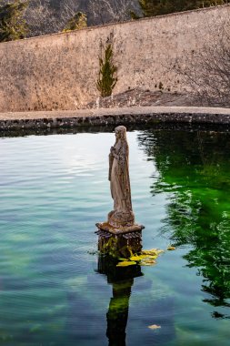 24 Mart 2019 - Collepardo, Frosinone, Lazio, İtalya - Trisulti Charterhouse, Carthusian manastırı. Ortasında bir çeşme ve Meryem Ana heykeli olan bir su deposu (sarnıç)..