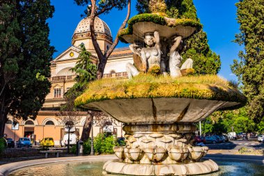 4 Eylül 2019 - Roma, Lazio, İtalya - Piazza dei Quiriti 'deki güzel Fontana delle Cariatidi (caryatid çeşmesi). Vatikan yakınlarındaki Prati 'nin prestijli yerleşim bölgesinde..