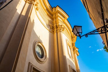 San Pietro Kilisesi. Gün batımında mavi gökyüzü. Zagarolo, Roma ili, Lazio, İtalya