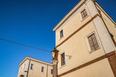 Eski Rospigliosi sarayı, eski Colonna Prenslerinin kalesi. Bir mermer kolona yerleştirilmiş hanedan arması. Zagarolo, Roma Eyaleti, Lazio