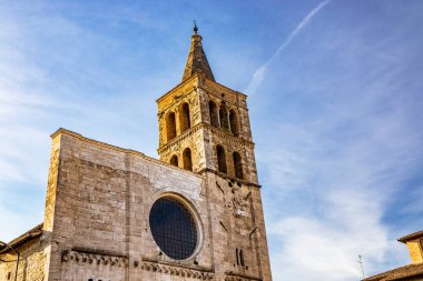 Ortaçağ 'ın Bevagna köyündeki San Michele Roma Kilisesi. Perugia, Umbria, İtalya. Büyük bir gül penceresi ve Gotik çan kulesi olan Travertine cephesi..