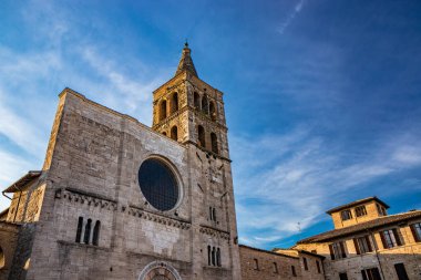Ortaçağ 'ın Bevagna köyündeki San Michele Roma Kilisesi. Perugia, Umbria, İtalya. Büyük bir gül penceresi ve Gotik çan kulesi olan Travertine cephesi..