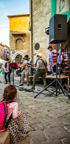 Bevagna Perugia Umbria Talya Örgülü Küçük Bir Kız Hayranlıkla Bir — Stok fotoğraf