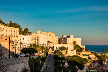 Santa Cesarea Terme, Puglia, Salento, İtalya manzarası. Otranto ve Santa Maria di Leuca arasında Lecce ilinde bulunan bir hidrotermal istasyondur..