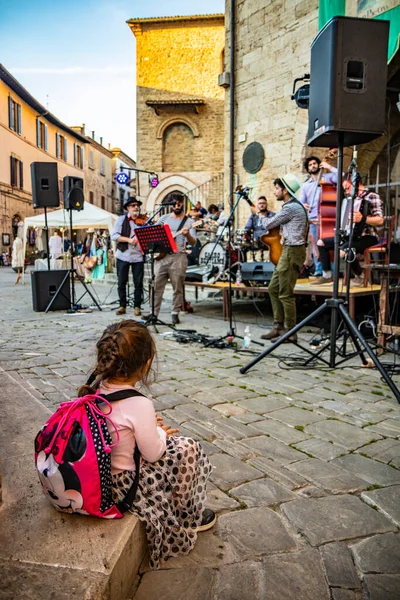 Haziran 2019 Bevagna Perugia Umbria Talya Örgülü Küçük Bir Kız — Stok fotoğraf