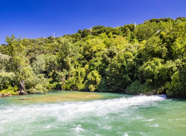 Narni, Umbria, Terni, İtalya - Gole del Nera, Nera Nehri 'nin oluşturduğu küçük bir göl. Barajın açık kilidi güçlü bir su fışkırtıyor..