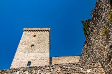 30 Haziran 2019 - Narni, Umbria, Terni, İtalya - Narni antik köyünün ortaçağ kalesi. Taş duvarlar ve kalenin kuleleri..