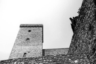 30 Haziran 2019 - Narni, Umbria, Terni, İtalya - Narni antik köyünün ortaçağ kalesi. Taş duvarlar ve kalenin kuleleri..