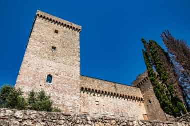 30 Haziran 2019 - Narni, Umbria, Terni, İtalya - Narni antik köyünün ortaçağ kalesi. Taş duvarlar ve kalenin kuleleri..