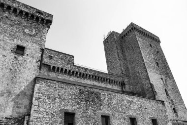 30 Haziran 2019 - Narni, Umbria, Terni, İtalya - Narni antik köyünün ortaçağ kalesi. Taş duvarlar ve kalenin kuleleri..