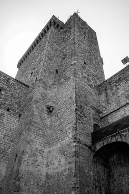 30 Haziran 2019 - Narni, Umbria, İtalya - Narni antik köyündeki ortaçağ şatosunun avlusu. Yazın mavi gökyüzü. Büyük ana kule..