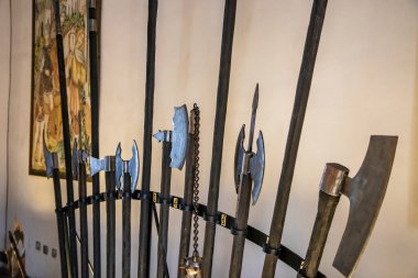 30 Haziran 2019 - Narni, Umbria, İtalya - Narni antik köyündeki ortaçağ şatosunun iç odaları. Silahlı raflar: mızraklar, baltalar, topuzlar, kırbaçlar ve halkalar.