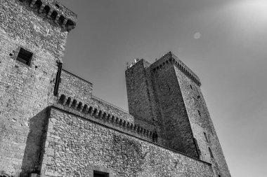 30 Haziran 2019 - Narni, Umbria, Terni, İtalya - Narni antik köyünün ortaçağ kalesi. Taş duvarlar ve kalenin kuleleri. Mavi yaz gökyüzü. Güneş parlıyor ve parlıyor.