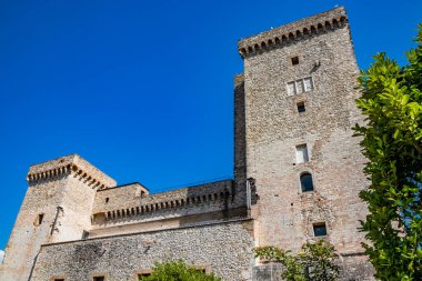 30 Haziran 2019 - Narni, Umbria, Terni, İtalya - Narni antik köyünün ortaçağ kalesi. Taş duvarlar ve kalenin kuleleri. Mavi yaz gökyüzü.