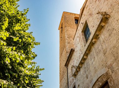 Antik ortaçağ köyü Narni 'de karakteristik bir bakış. Umbria, Terni, İtalya. Eski taş ve tuğla binalar. Bir yaz gününde mavi gökyüzü. Bir kule.