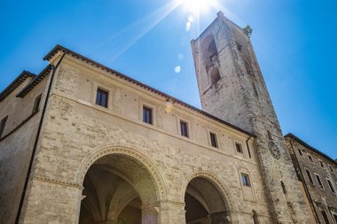 Antik ortaçağ köyü Narni 'deki Piazza dei Priori' deki Palazzo del Podesta. Taş çan kulesi ve saat. Umbria, Terni, İtalya. Bir yaz gününde mavi gökyüzü.