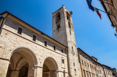 Antik ortaçağ köyü Narni 'deki Piazza dei Priori' deki Palazzo del Podesta. Taş çan kulesi ve saat. Umbria, Terni, İtalya. Bir yaz gününde mavi gökyüzü.