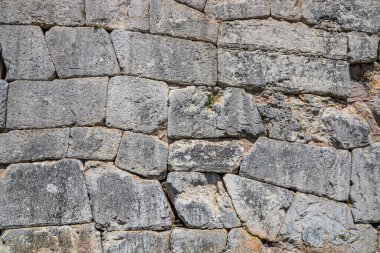 Antik megalitik duvarlar İtalya 'nın Umbria kentindeki Amelia akropolünü çevrelemektedir. Devasa taş bloklardan oluşmuş, düzensiz kayalar birbirine kenetlenmiş..