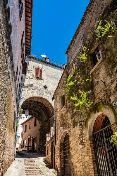 Caratteristico Vicolo Dell Antico Borgo Narni Con Gli Antichi Edifici — Foto Stock