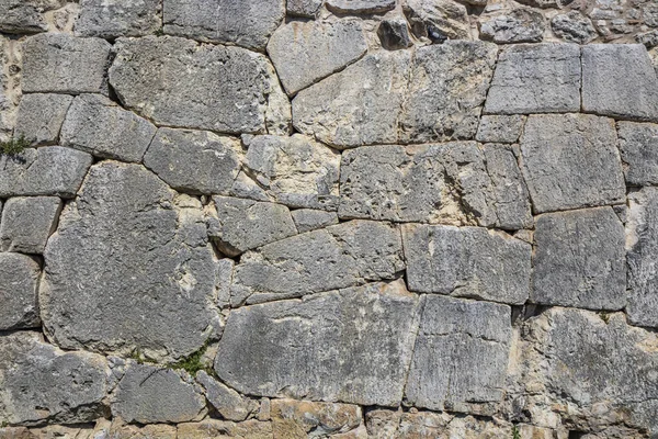 古代の巨石の壁は イタリアのウンブリア州アメリアのアクロポリスを取り囲みます 石の巨大なブロックで構成されたテクスチャは 不規則な岩が交差しています — ストック写真