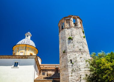 Umbria 'daki dodecagonal kulesi olan Amelia katedralinin kubbesi. En üstteki haç. Sant 'Agostino' nun Roma-Gotik Kilisesi.