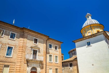 Umbria 'daki Amelia şehrinin katedralinin kubbesi. En üstteki haç. Sant 'Agostino' nun Roma-Gotik Kilisesi.