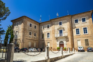 30 Haziran 2019 - Amelia, Umbria, Terni, İtalya - Umbria 'da Amelia şehrinin merkezinde antik bir bina. Taş ve tuğla duvarlar, çerçeveli pencereler ve mermer timpanum..