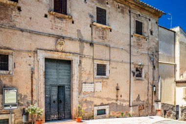 30 Haziran 2019 - Amelia, Umbria, Terni, İtalya - Palazzo Petrignani, Umbria, Amelia belediyesinin merkezi. Eski ahşap kapı..