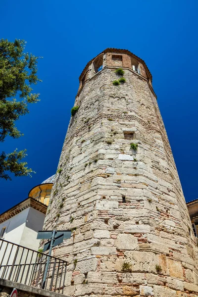 Dodekagonální Zvonice Symbol Města Amélie Postaven Nepravidelných Kamenných Bloků Cihel — Stock fotografie