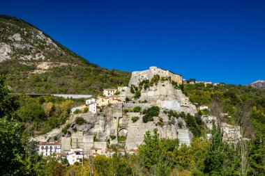 Yeşil orman ve dağlarla çevrili Cerro al Volturno antik köyünün manzarası. Pandone kalesi tepenin üstünde, bir kayanın üzerinde duruyor. Isernia, Molise, İtalya.