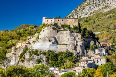 Yeşil orman ve dağlarla çevrili Cerro al Volturno antik köyünün manzarası. Pandone kalesi tepenin üstünde, bir kayanın üzerinde duruyor. Isernia, Molise, İtalya.