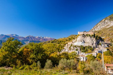 Yeşil orman ve dağlarla çevrili Cerro al Volturno antik köyünün manzarası. Pandone kalesi tepenin üstünde, bir kayanın üzerinde duruyor. Isernia, Molise, İtalya.