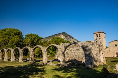 San Vincenzo al Volturno, Castel San Vincenzo 'daki Benedictine manastırı ve Rocchetta a Volturno. Yeni manastır. Antik bir binanın duvarları, taştan kemerler serisi..