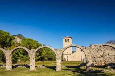 San Vincenzo al Volturno, Castel San Vincenzo 'daki Benedictine manastırı ve Rocchetta a Volturno. Yeni manastır. Antik bir binanın duvarları, taştan kemerler serisi..