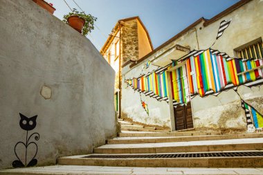 27 Ekim 2019 - Cerro al Volturno, Isernia, Molise, İtalya - Evleri ve sokakları olan antik köye bir bakış. Güzel sanatsal resimler. Merdivenler köyün tepesine çıkıyor..