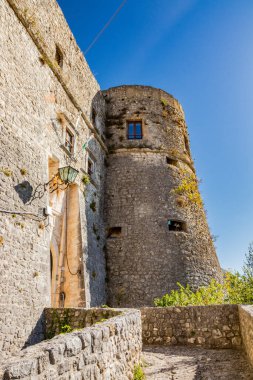 27 Ekim 2019 - Cerro al Volturno, Isernia, Molise, İtalya - Merdiven yolu ortaçağ Pandone kalesinin girişine çıkar. Büyük taş duvarlar ve gözetleme kuleleri..