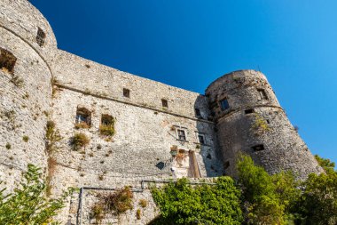 27 Ekim 2019 - Cerro al Volturno, Isernia, Molise, İtalya - Merdiven yolu ortaçağ Pandone kalesinin girişine çıkar. Büyük taş duvarlar ve gözetleme kuleleri..